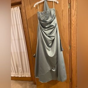 David’s Bridal mint green bridesmaid dress with removable straps and sash